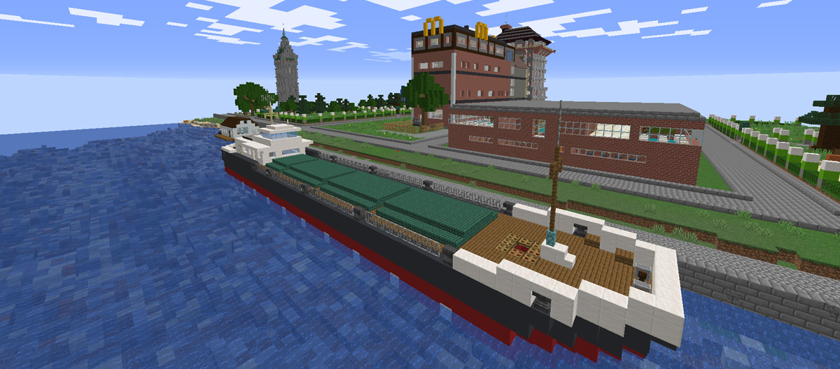 Eine Minecraftwelt. Im Vordergrund ein Schiff auf einem Fluss. Im Hintergrund Gebäude